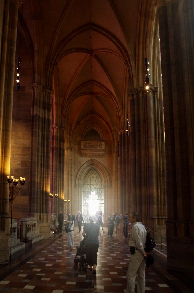Záber z katedrály ktorou presvitá svetlo