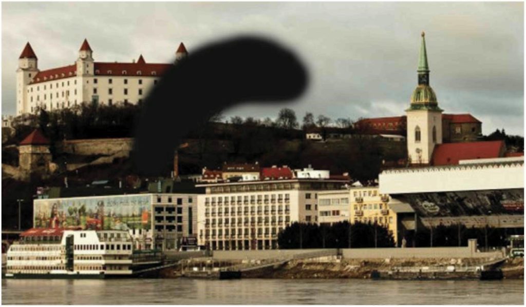 Pohľad na Bratislavu s dominantou Bratislavským hradom. Cez pekný záber však ide tmavá škvrna, takže nie je viditeľný celý.